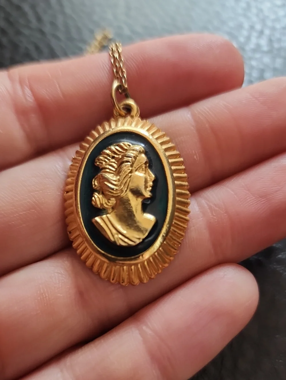 VTG Gold Cameo Pendant Necklace with Green Enamel Accent
